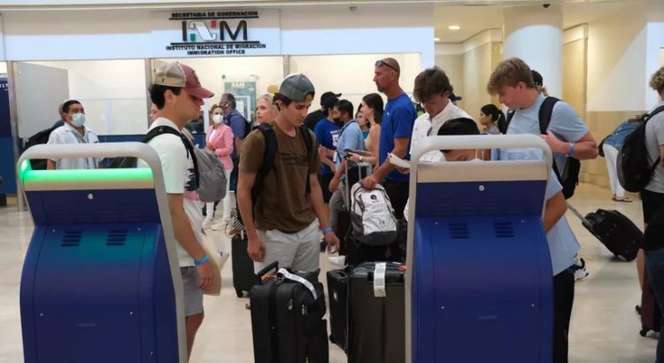 Migración quita trabas a los turistas extranjeros que visitan Cancún