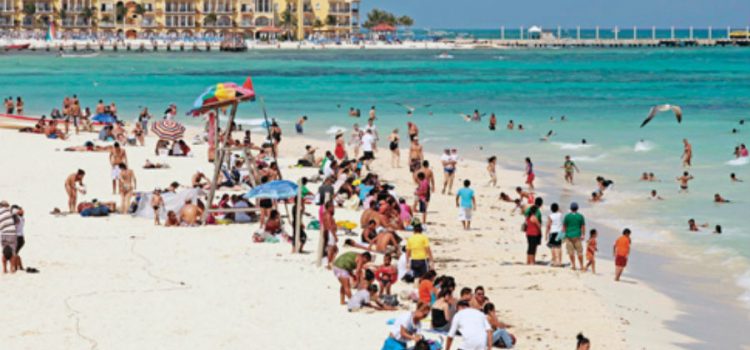 Restaurantes, bares, taxistas y hoteles de Quintana Roo discriminan a mexicanos