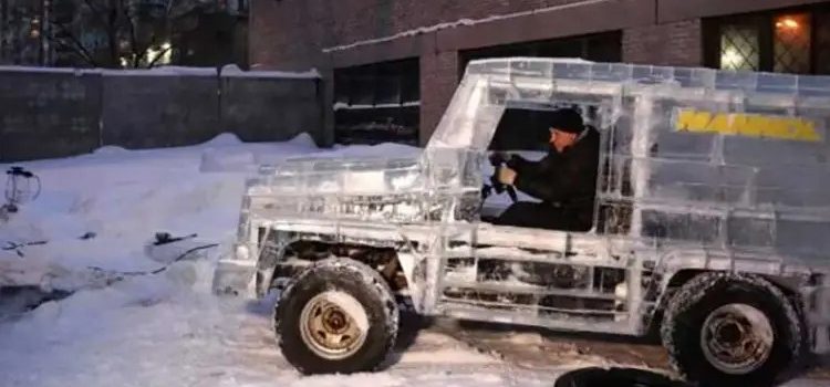 Construyó un auto con bloques de hielo