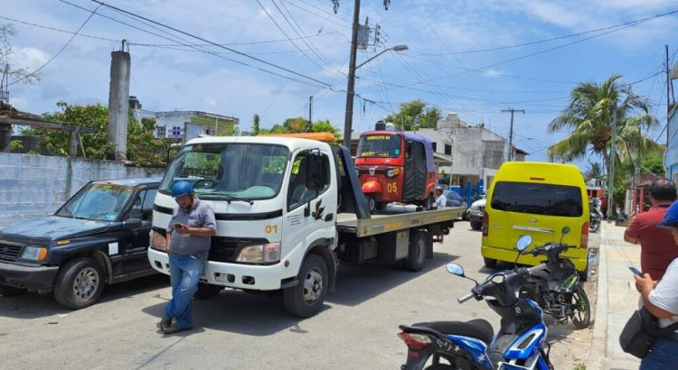 Bloquean mototaxis de Cozumel el acceso particular que opera como corralón