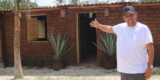 Cozumel: Entregan casa construída con sargazo a pareja de la tercera edad