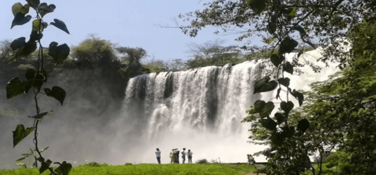 Derrumban escaleras del Salto de Eyipantla; provoca graves afectaciones al turismo