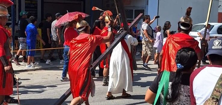 Feligreses de Tulum recordaron la pasión y muerte de Jesús en dos viacrucis