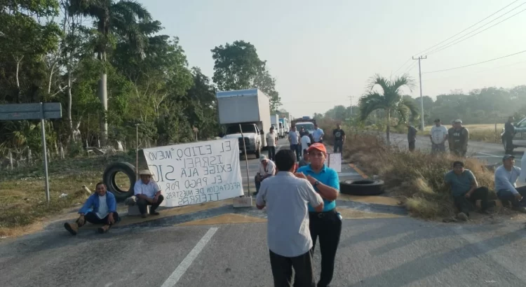 Ejidatarios de Nuevo Israel mantienen bloqueada la vía corta hacia Mérida