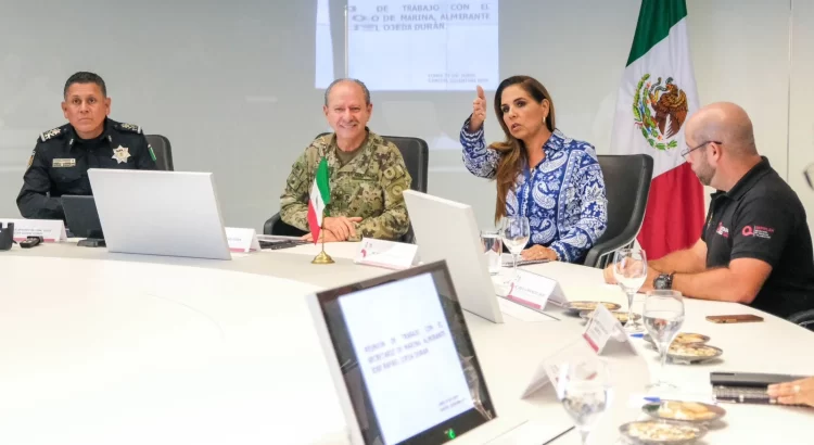 Gobernadora revisa con el secretario de Marina la estrategia contra el sargazo en Quintana Roo