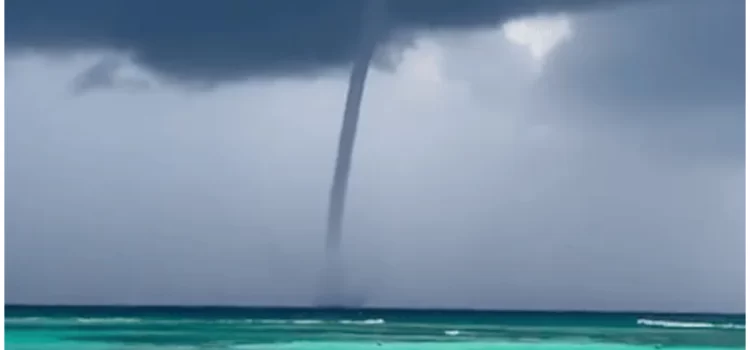 Captan tromba frente a playa de Tulum, en Quintana Roo