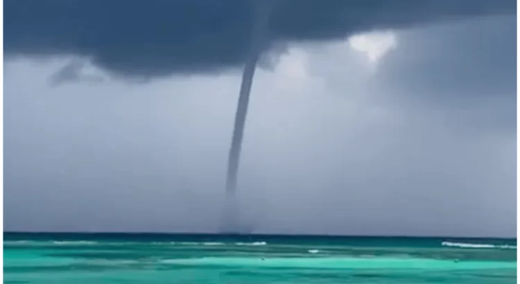 Captan tromba frente a playa de Tulum, en Quintana Roo