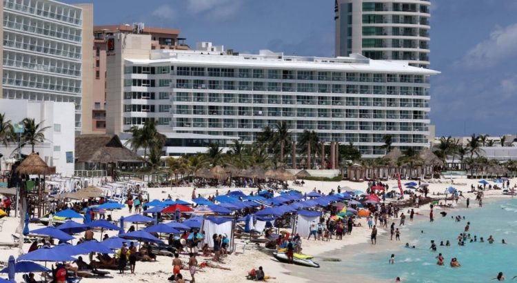 Buscan atraer a turistas nacionales a Cancún para la temporada de verano