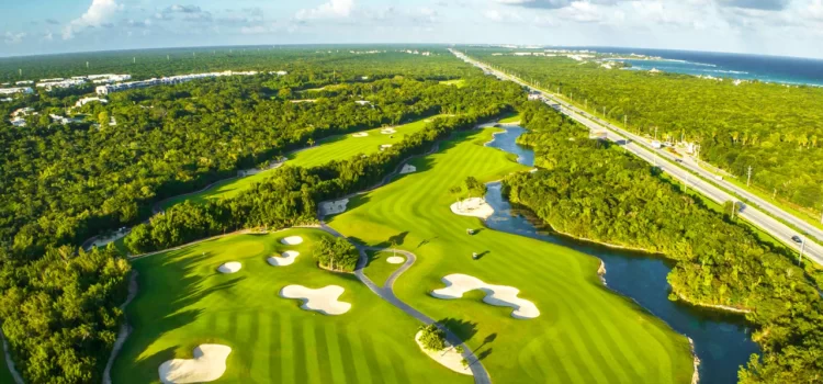 Campo de golf del Tulum Country Club, nominado como uno de los mejores de México