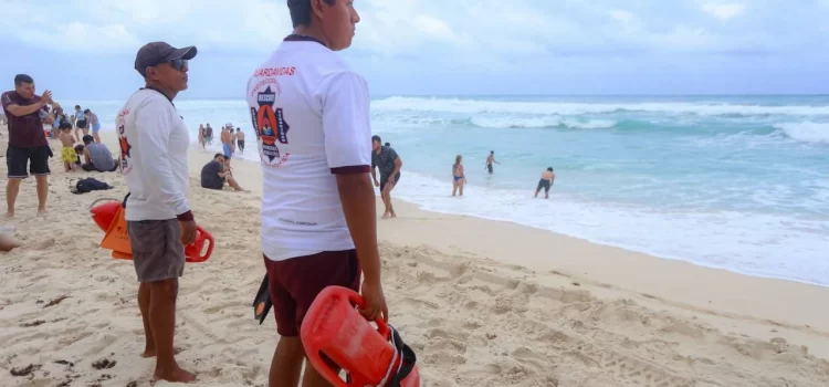 Refuerzan medidas preventivas en playas de Cancún para recibir al turismo