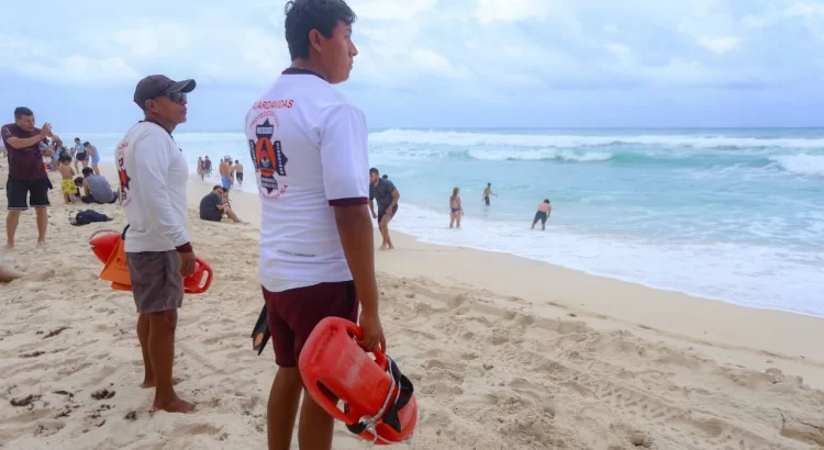 Refuerzan medidas preventivas en playas de Cancún para recibir al turismo