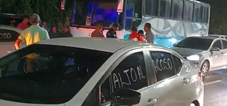 Con caravana, socios de Uber piden les dejen trabajar en el Aeropuerto Internacional de Cancún