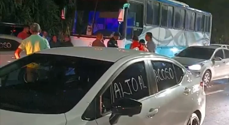 Con caravana, socios de Uber piden les dejen trabajar en el Aeropuerto Internacional de Cancún