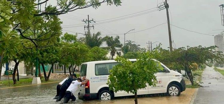 ‘Beryl’ deja daños mínimos en Cancún; termina Ley Seca y reactivan transporte