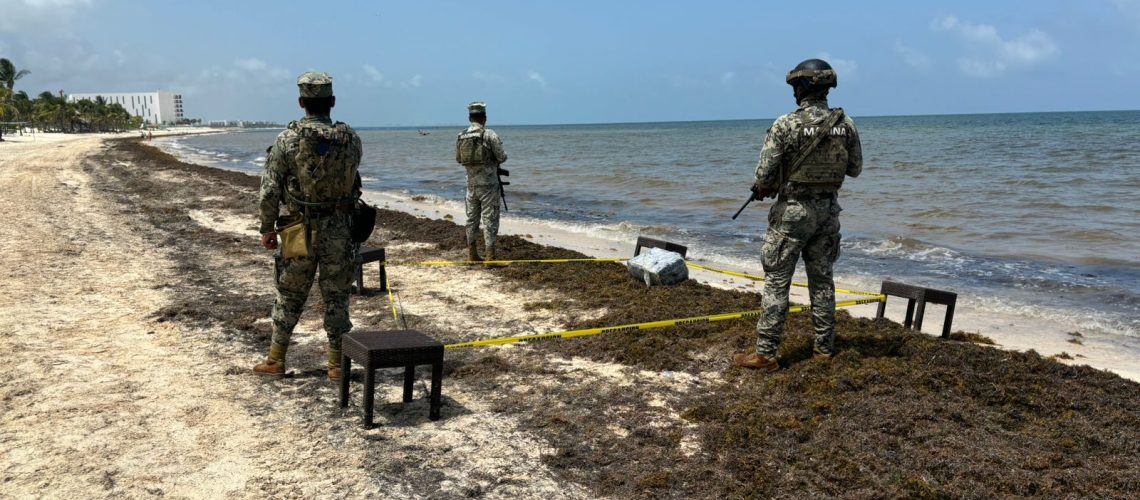 Asegura la Marina más de 22 kilos de droga en playa de Puerto Morelos