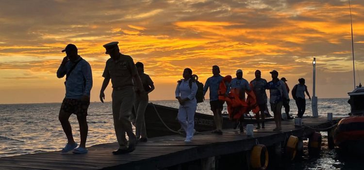 Rescatan a seis tripulantes de embarcación extraviada en altamar en Quintana Roo