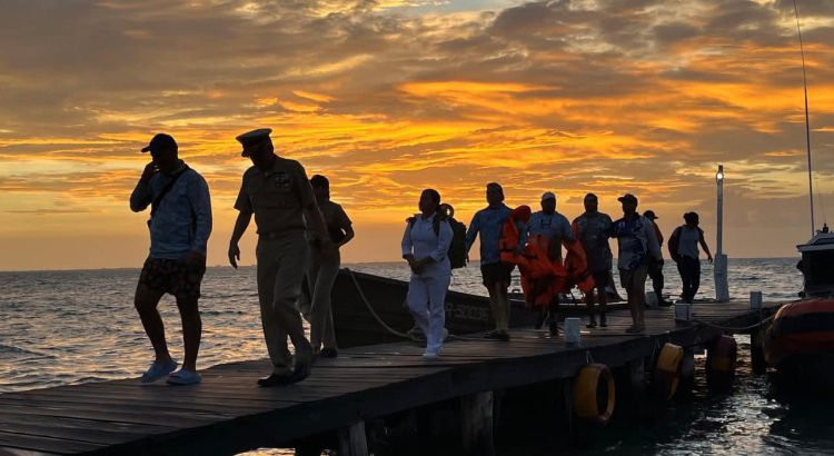 Rescatan a seis tripulantes de embarcación extraviada en altamar en Quintana Roo