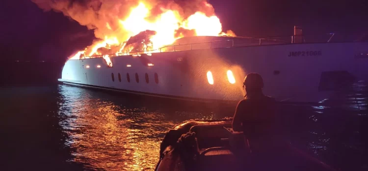 Un yate hundido y otro incendiado frente a las costas de Isla Mujeres este fin de semana