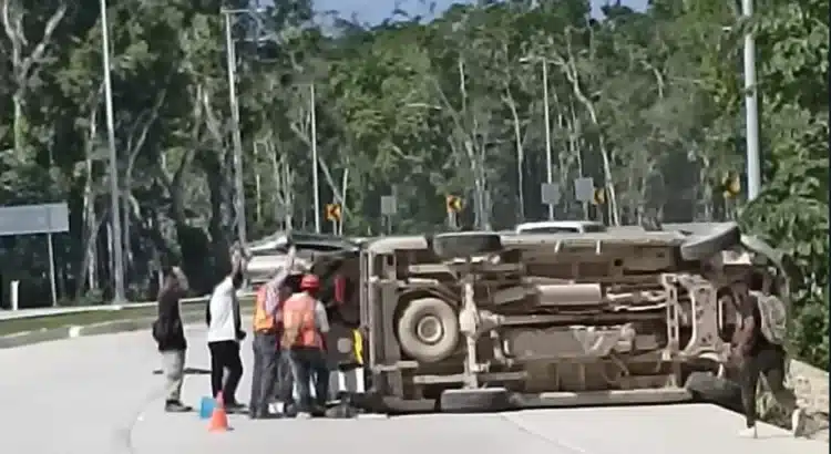 Volcadura de ambulancia de Sedena deja un muerto en Quintana Roo