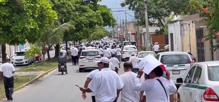 Marchan taxistas de Cancún contra plataformas digitales