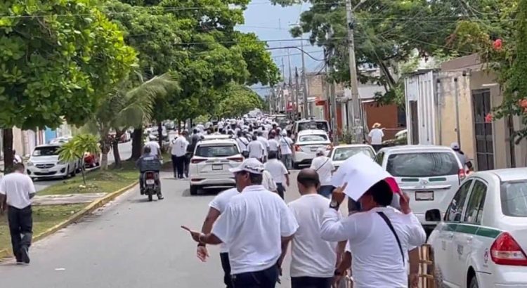 Marchan taxistas de Cancún contra plataformas digitales