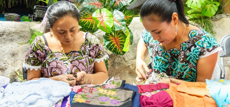 Artesanas de la zona maya exponen sus productos en el aeropuerto de Tulum