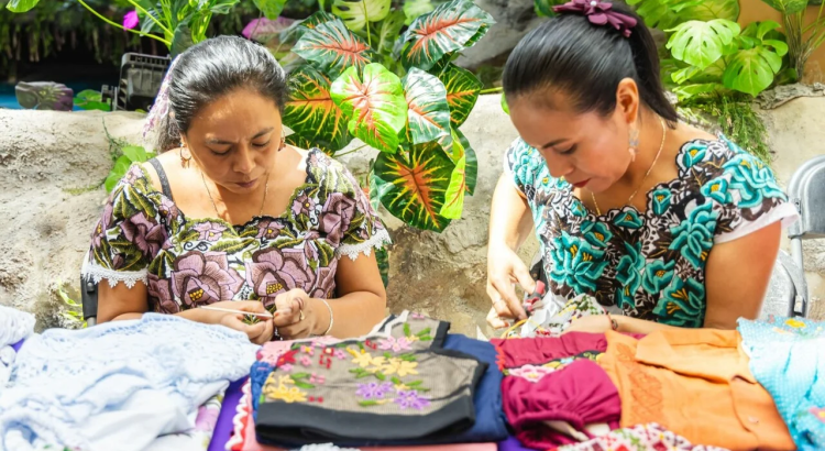 Artesanas de la zona maya exponen sus productos en el aeropuerto de Tulum