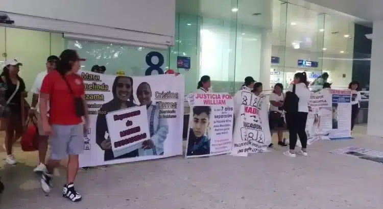 Madres buscadoras protestan en el aeropuerto de Cancún por secuestro de William, ocurrido hace 7 años