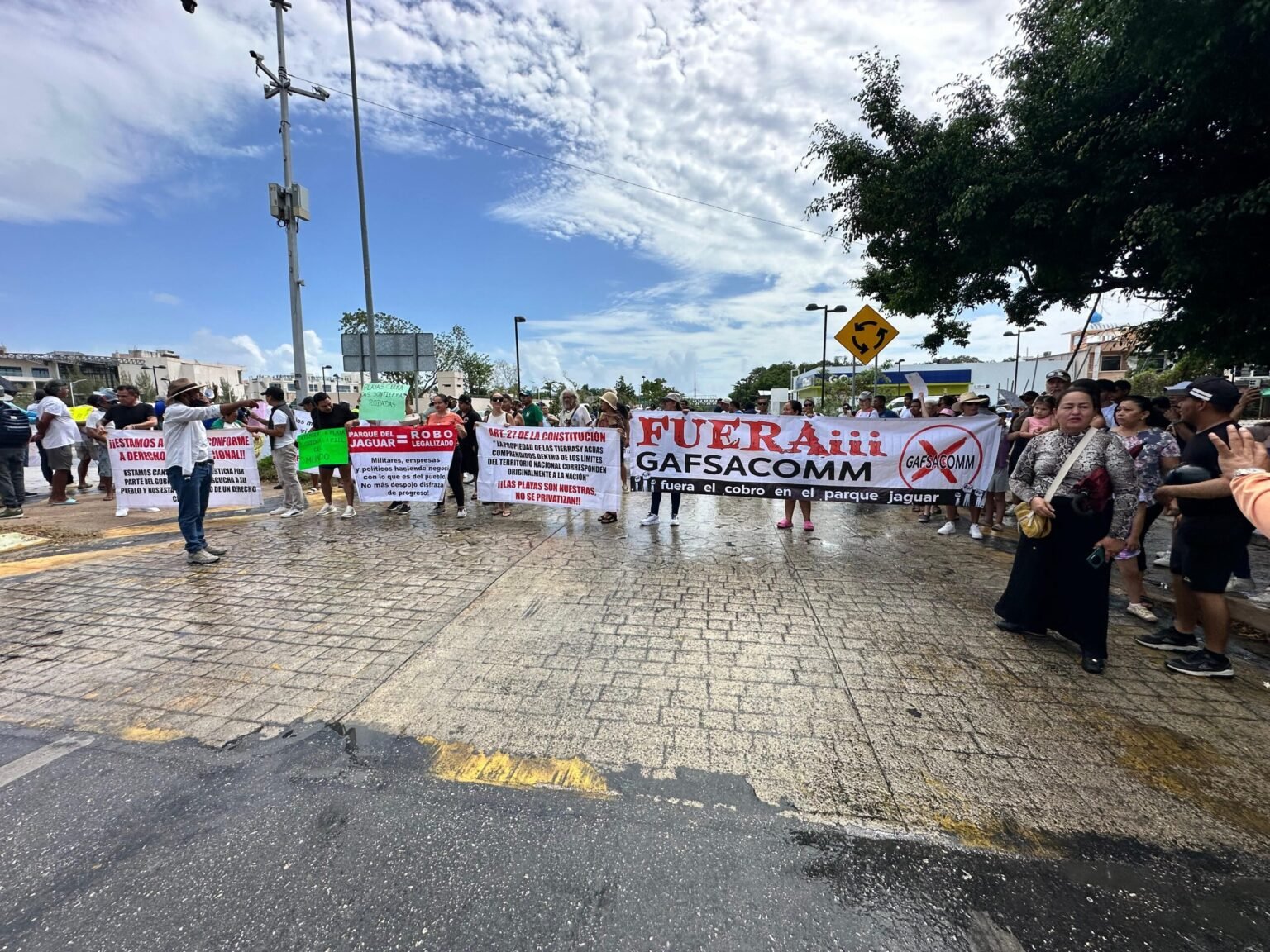 Bloquean carretera federal en Tulum en demanda de acceso gratuito a las ...